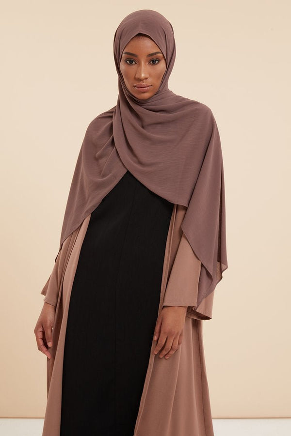 Façons les plus populaires de porter une robe Abaya